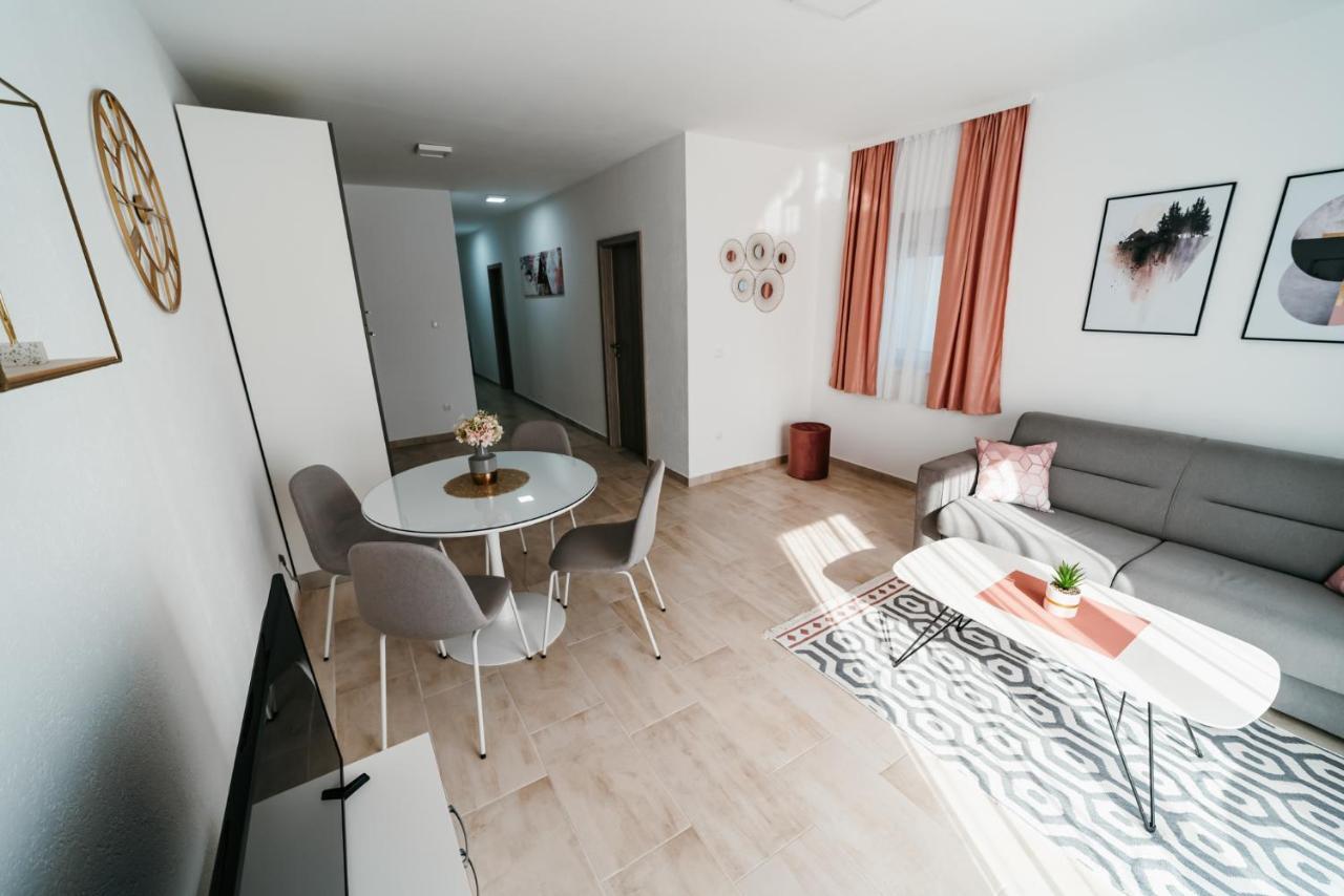 Apartmani Komarna Exterior photo